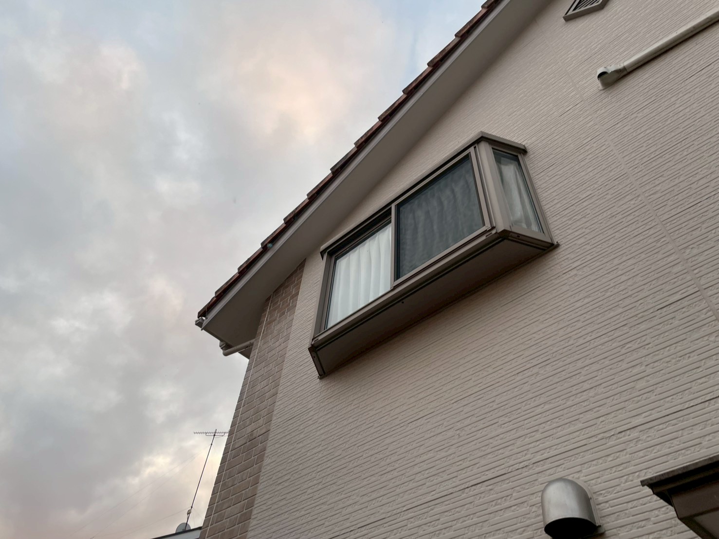 2階部分の反り始めている外壁の状態をチェック